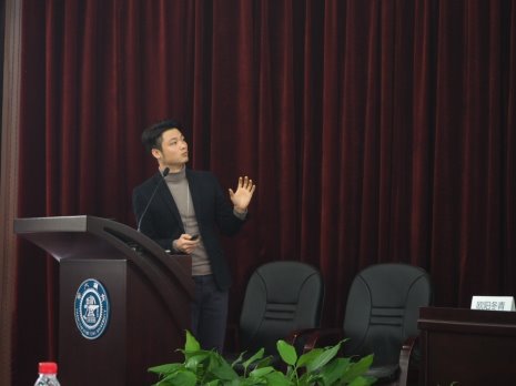 圖片包含 窗簾, 家具, 西裝, 人員描述已自動生成