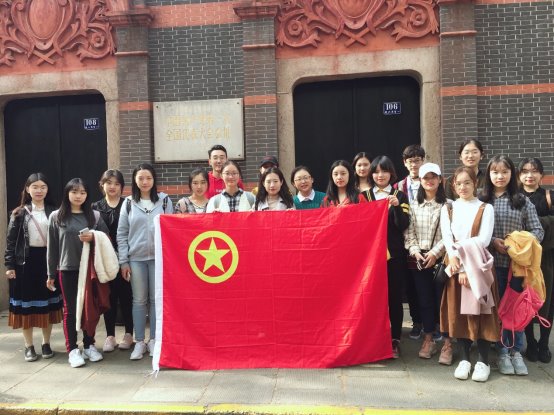 C:\Users\PC\Desktop\F1814102團日活動新聞稿件及照片\F1814102團日活動新聞稿件及照片\中共一大會址 集體照.jpg
