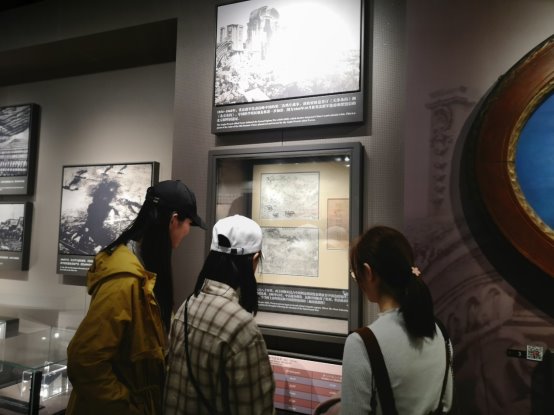 C:\Users\PC\Desktop\F1814102團日活動新聞稿件及照片\F1814102團日活動新聞稿件及照片\同學們認真的參觀 (2).jpg