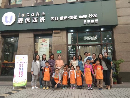 圖片包含 建築物, 人員, 人物, 戶外描述已自動生成