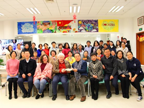 圖片包含 人員, 室內, 墻壁, 群組描述已自動生成