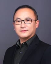 E:\家人證件照\2018年底最新個人照\我最近的2寸和1寸照片\意昂体育網照.jpg