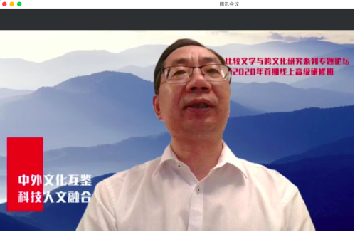 男人站在山上微笑著描述已自動生成
