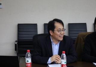 桌子前坐著穿西裝的男人中度可信度描述已自動生成