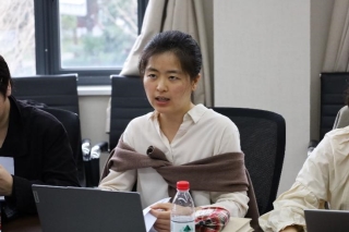 男人和女人坐在桌子邊中度可信度描述已自動生成
