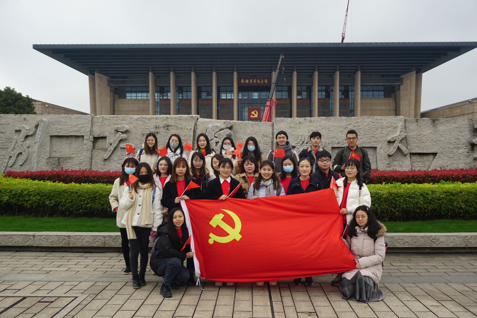 一群人站在建築前描述已自動生成