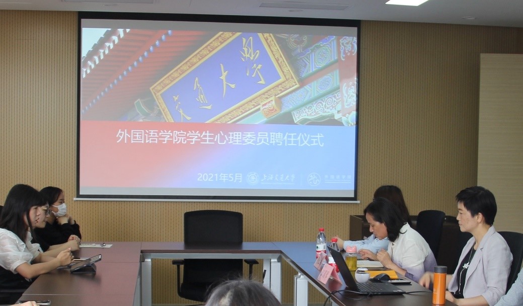 一群人在開會描述已自動生成