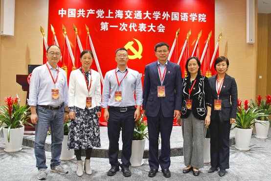 一群人站在一起描述已自動生成