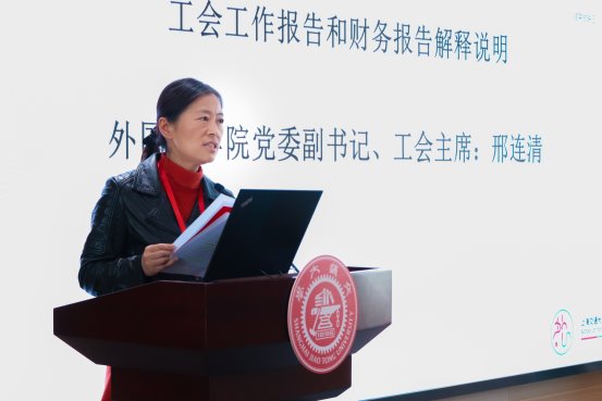盒子上寫著字中度可信度描述已自動生成