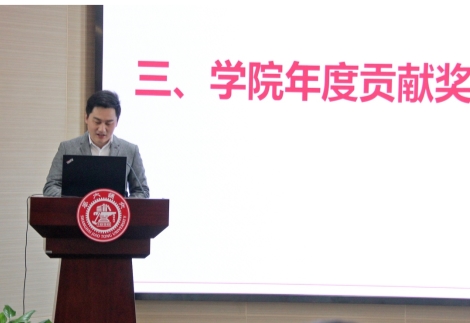 電視前的人中度可信度描述已自動生成