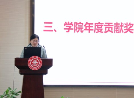 人站在電視前中度可信度描述已自動生成