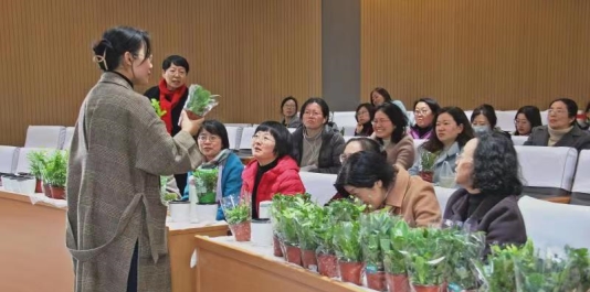 一群人站在桌子前中度可信度描述已自動生成