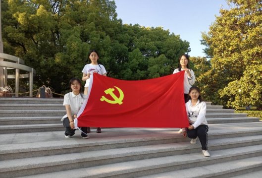 百年校慶裏程碑前宣誓黨旗