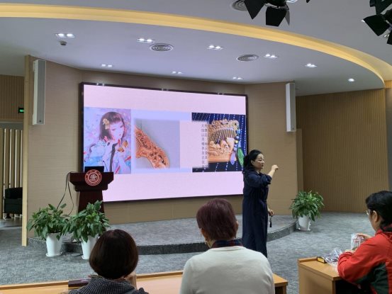 人們在看臺上的人在房間裏中度可信度描述已自動生成
