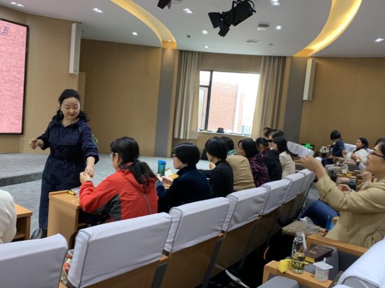 人們在看臺上的人在房間裏中度可信度描述已自動生成