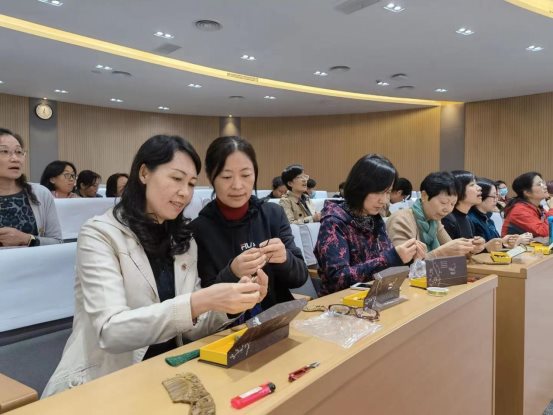 一群人坐在桌子前描述已自動生成
