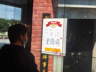 建物, 人, 男, 立つ が含まれている畫像自動的に生成された説明