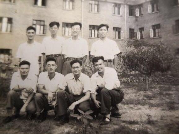 2  1950屆電機工程系部分同學在執信西齋前合影（前排左三為計燕華）.jpg